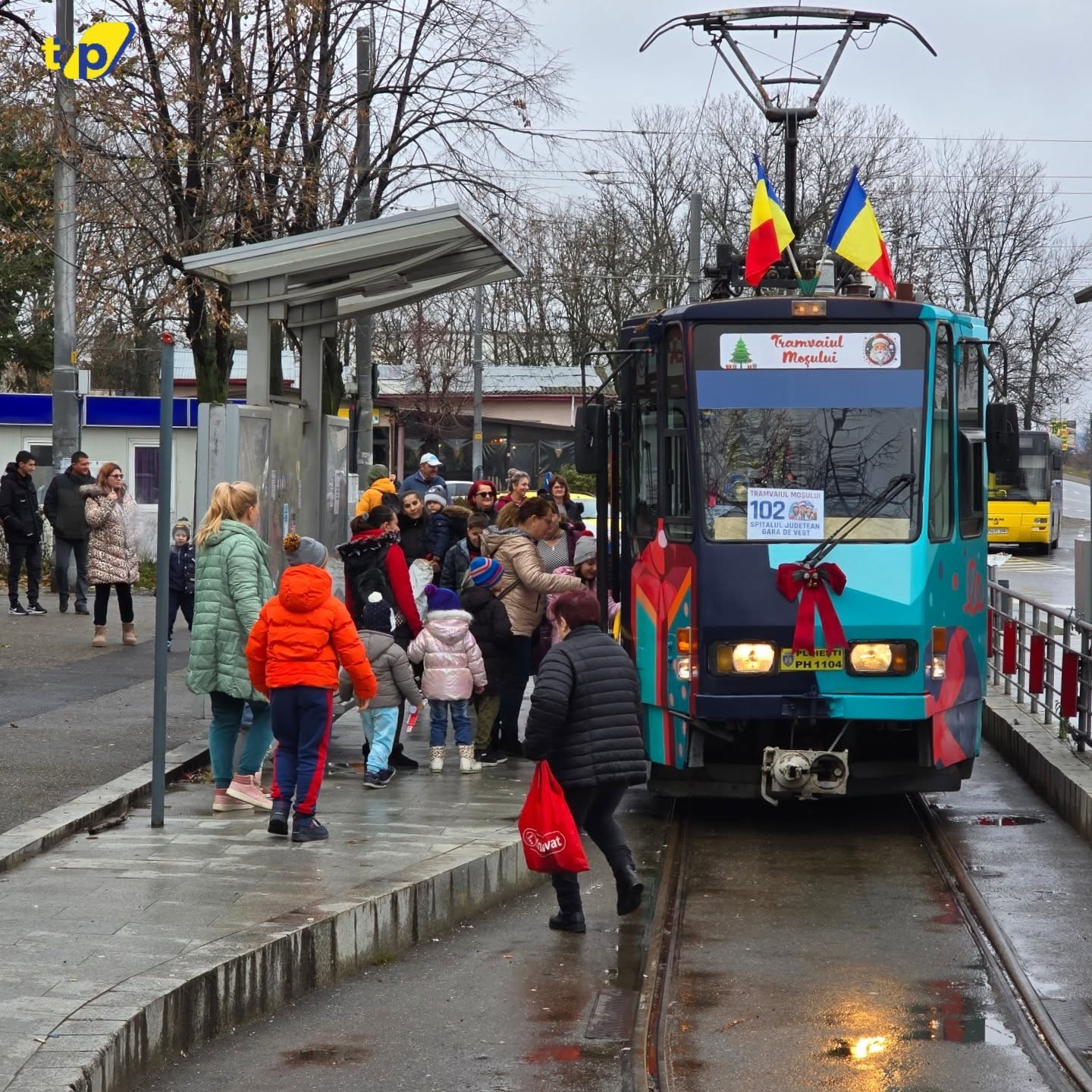 Tramvaiul lui Moș Crăciun pe traseu, seara