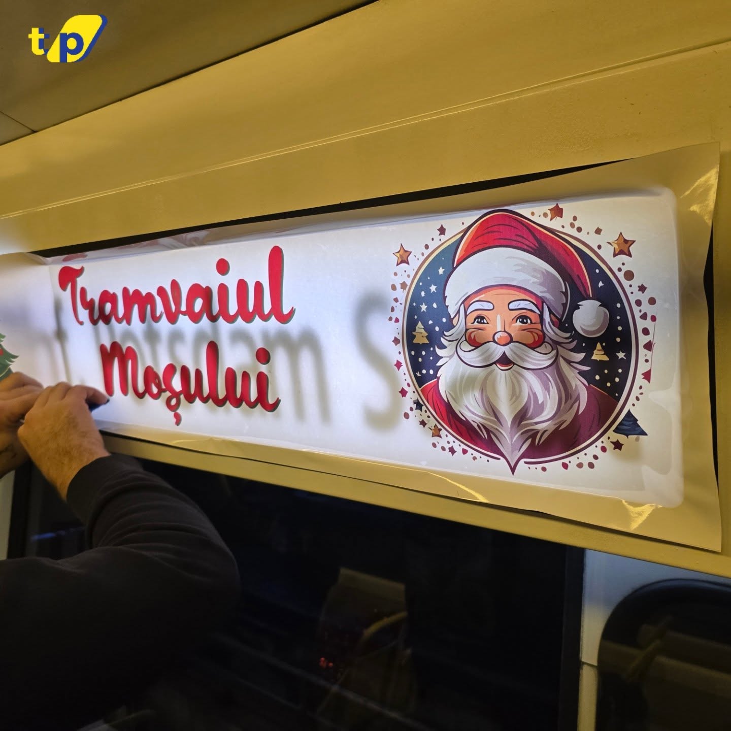 Copii făcând poze în tramvai
