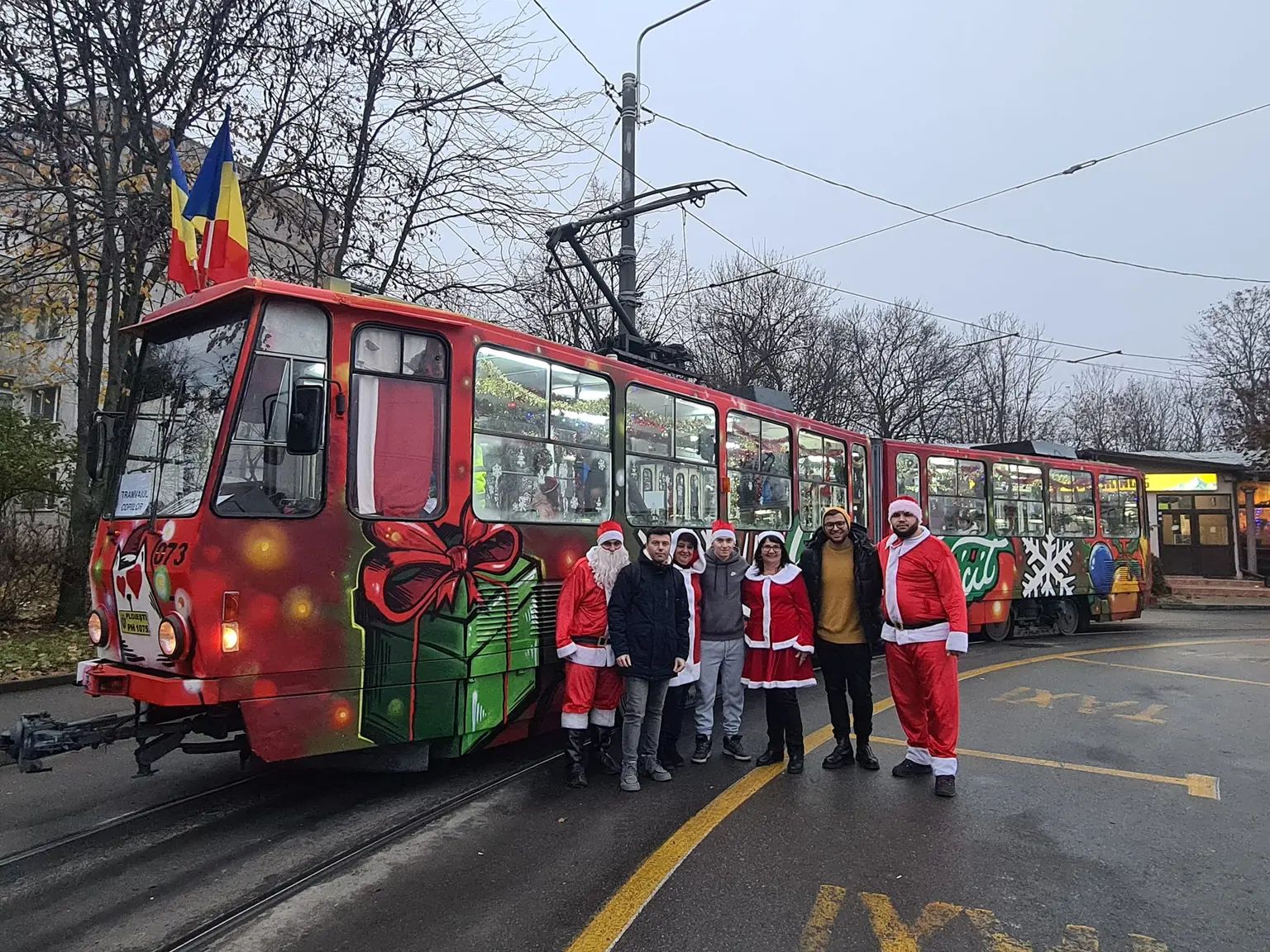 Detalii de decor și lumină în tramvai