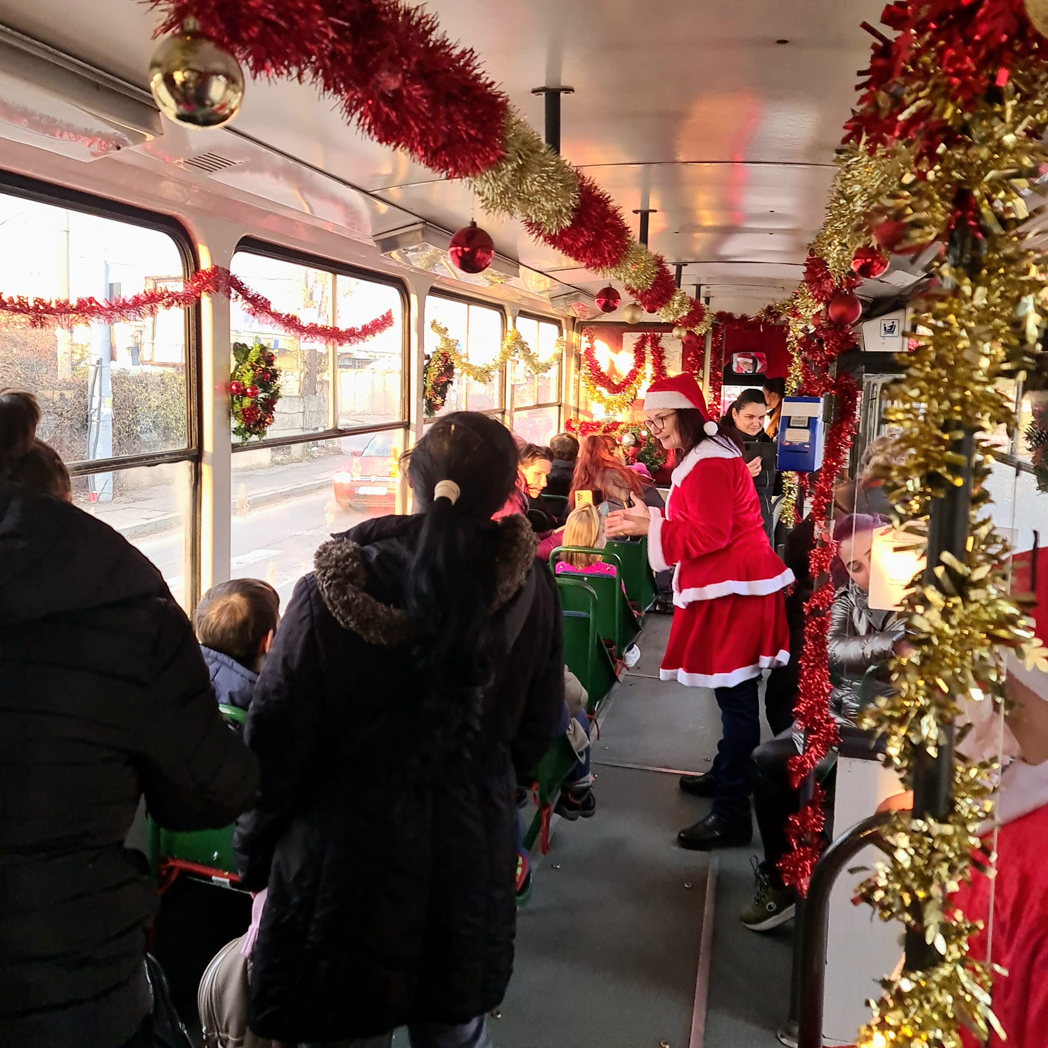 Tramvaiul lui Moș Crăciun pe traseu, seara