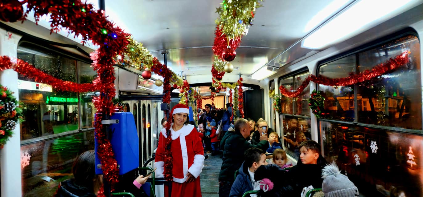 Tramvaiul lui Moș Crăciun pe traseu, seara